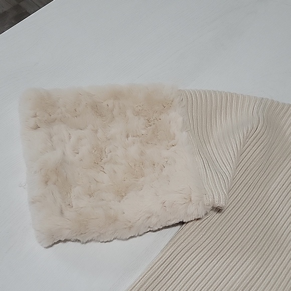 NWOT Easel Medium Cream Ribbed Crewneck Sweater with Plush Cuff Detail - Picture 6 of 7